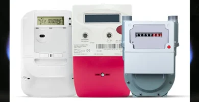 Tres contadores de energ&iacute;a, uno digital y dos anal&oacute;gicos, mostrados de frente. Los dispositivos son utilizados para la telemedida, facilitando el control y el ahorro energ&eacute;tico en las empresas.