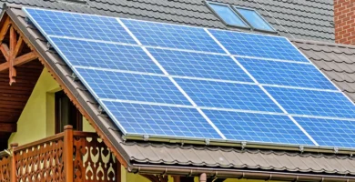 Casa con instalaci&oacute;n de paneles solares en el techo, mostrando un ejemplo de eficiencia energ&eacute;tica y ahorro en facturas.