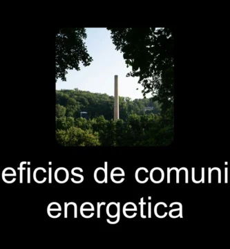 Texto "beneficios de comunicación energética" sobre fondo negro con imagen central de un paisaje con vegetación y una estructura alta.